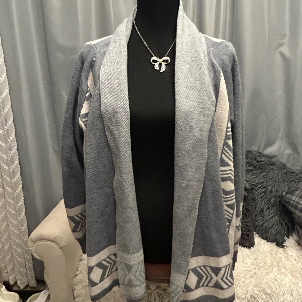 lapis 💋wool blend sweater poncho Aztec print grey white. M - Picture 2 of 6